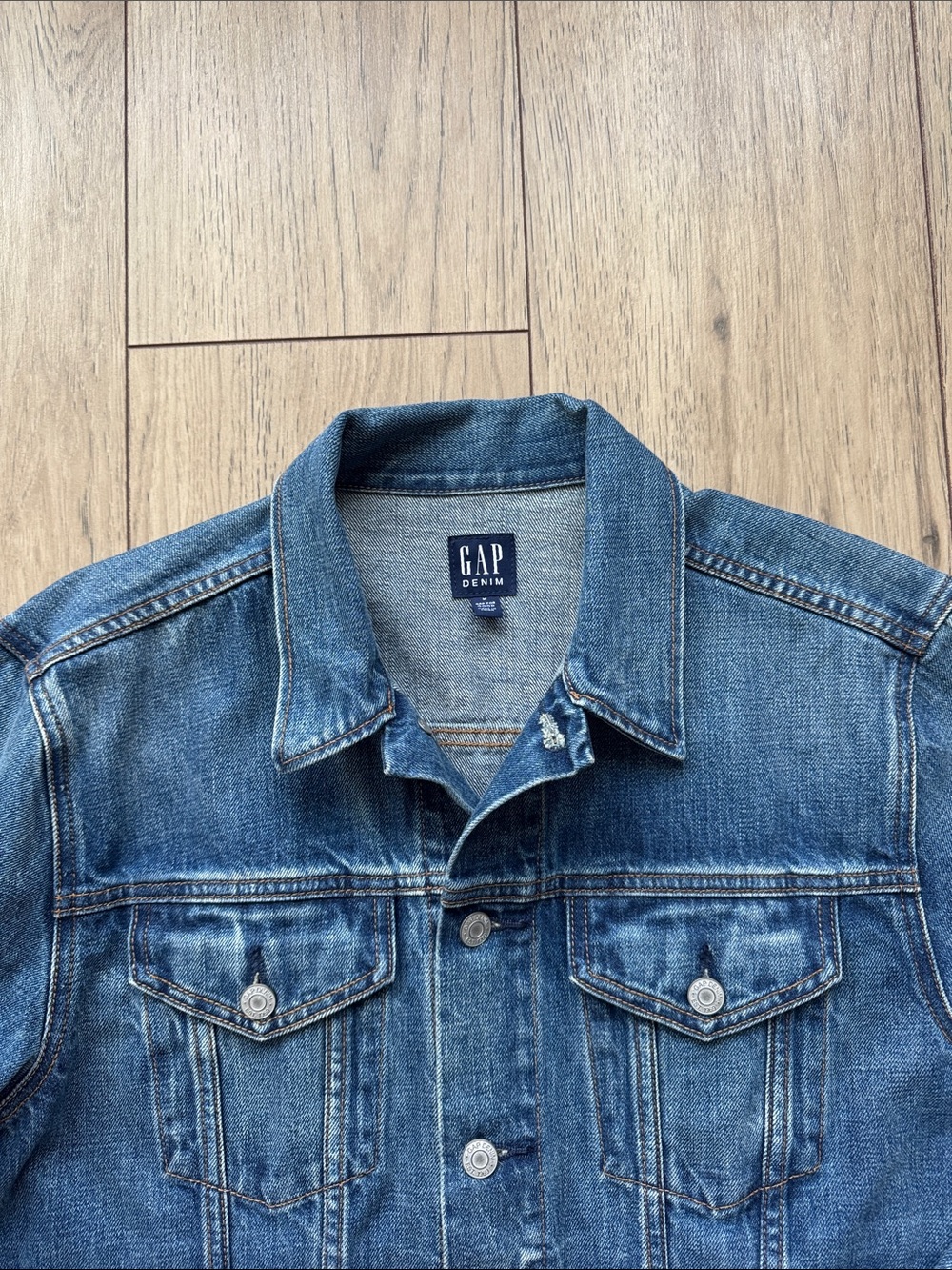Gap Denim Jacket Men’s Medium Blue Trucker Jean Jacket Button Front Long Sleeve - Picture 2 of 10